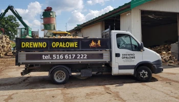 Samochód dostawczy Iveco z drewnem opałowym
