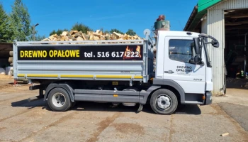 Samochód dostawczy Mercedes z drewnem opałowym